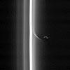 Saturnmond Prometheus mit Band aus Ring-Material