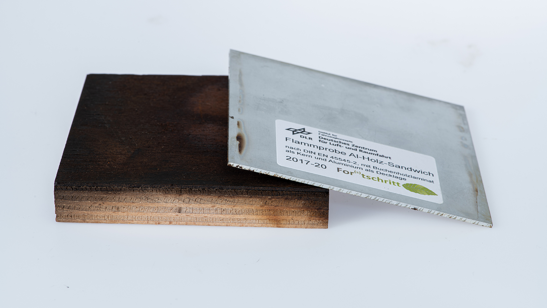 Flame test aluminium-wood sandwich (For(s)tschritt)