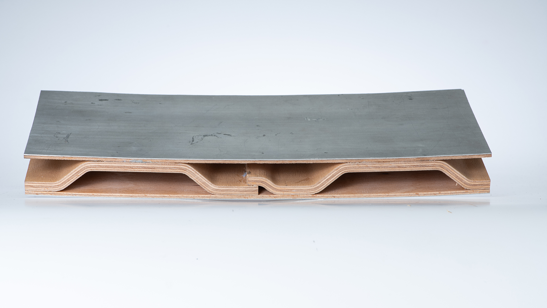 Wood-metal hybrid component (sandwich component)