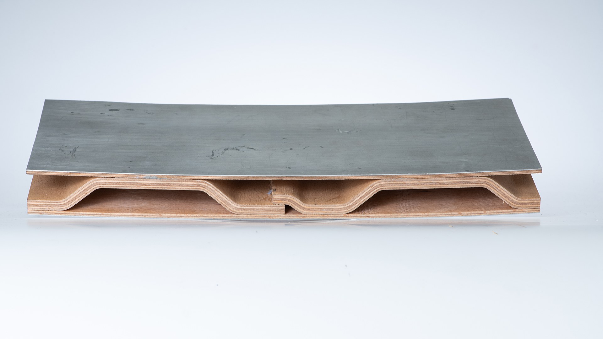 Wood-metal hybrid component (sandwich component)