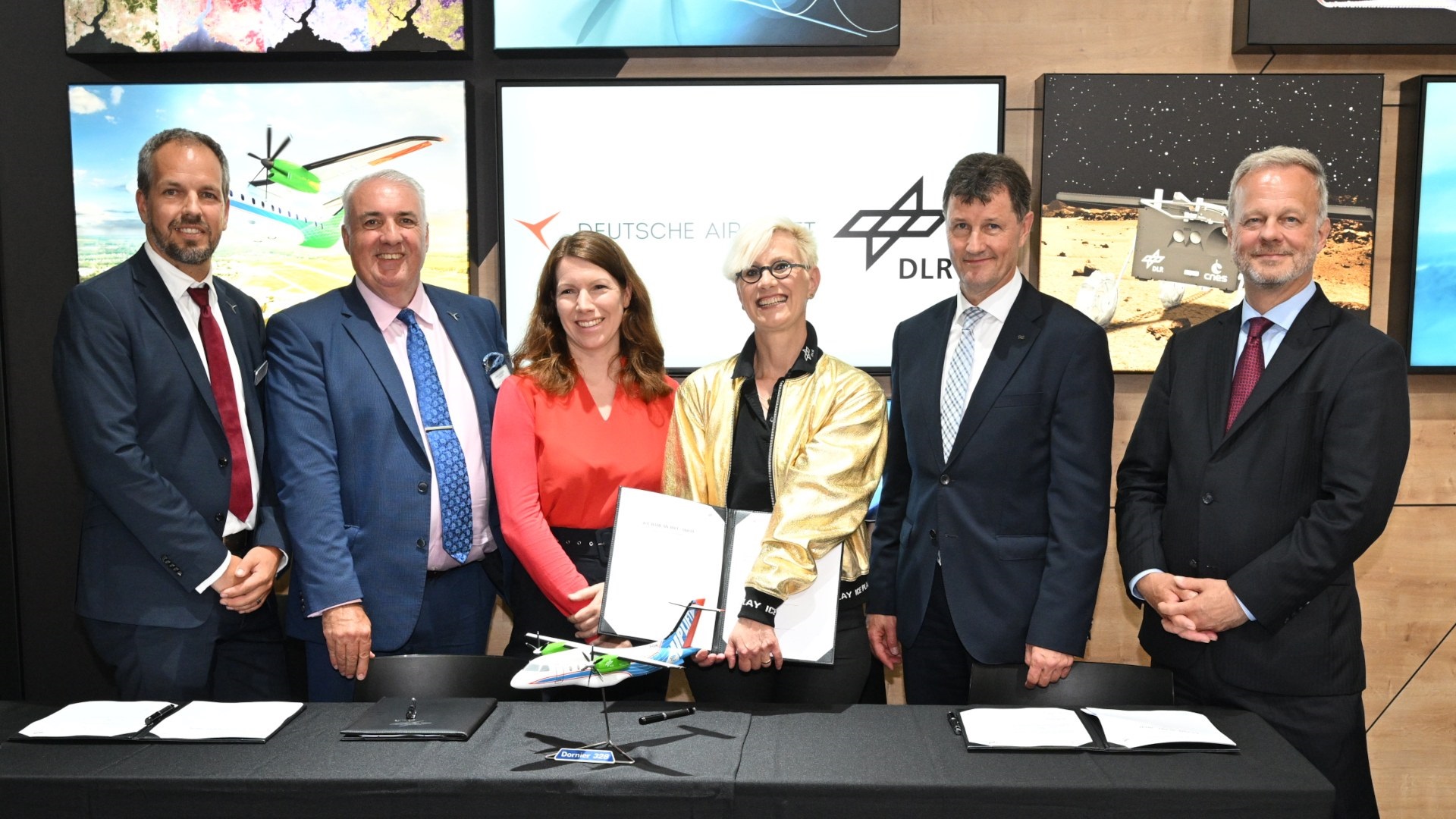 After signing the contract at the DLR stand at the Paris Air Show 2023
