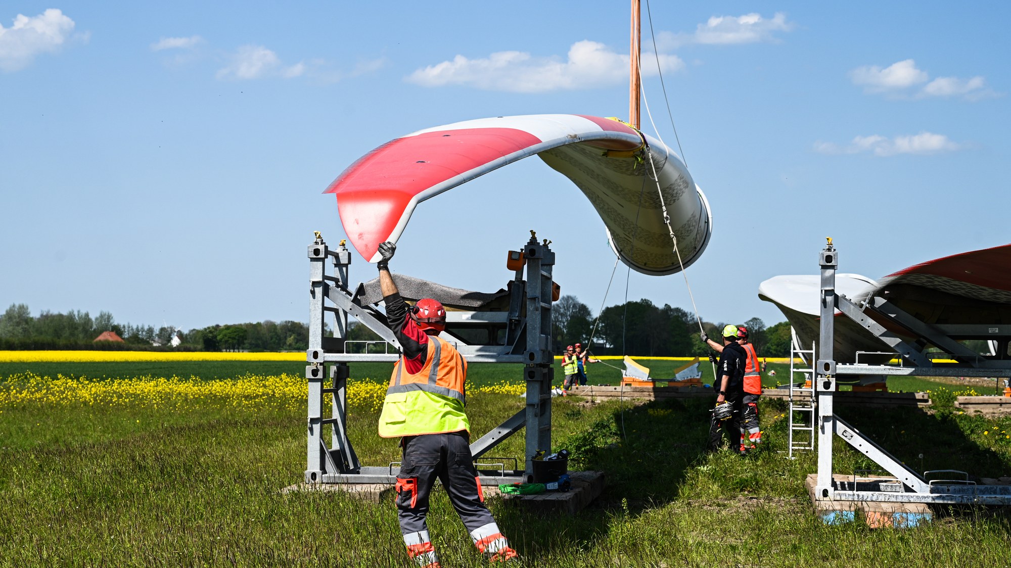 Rotor blade on the crane's lifting hook