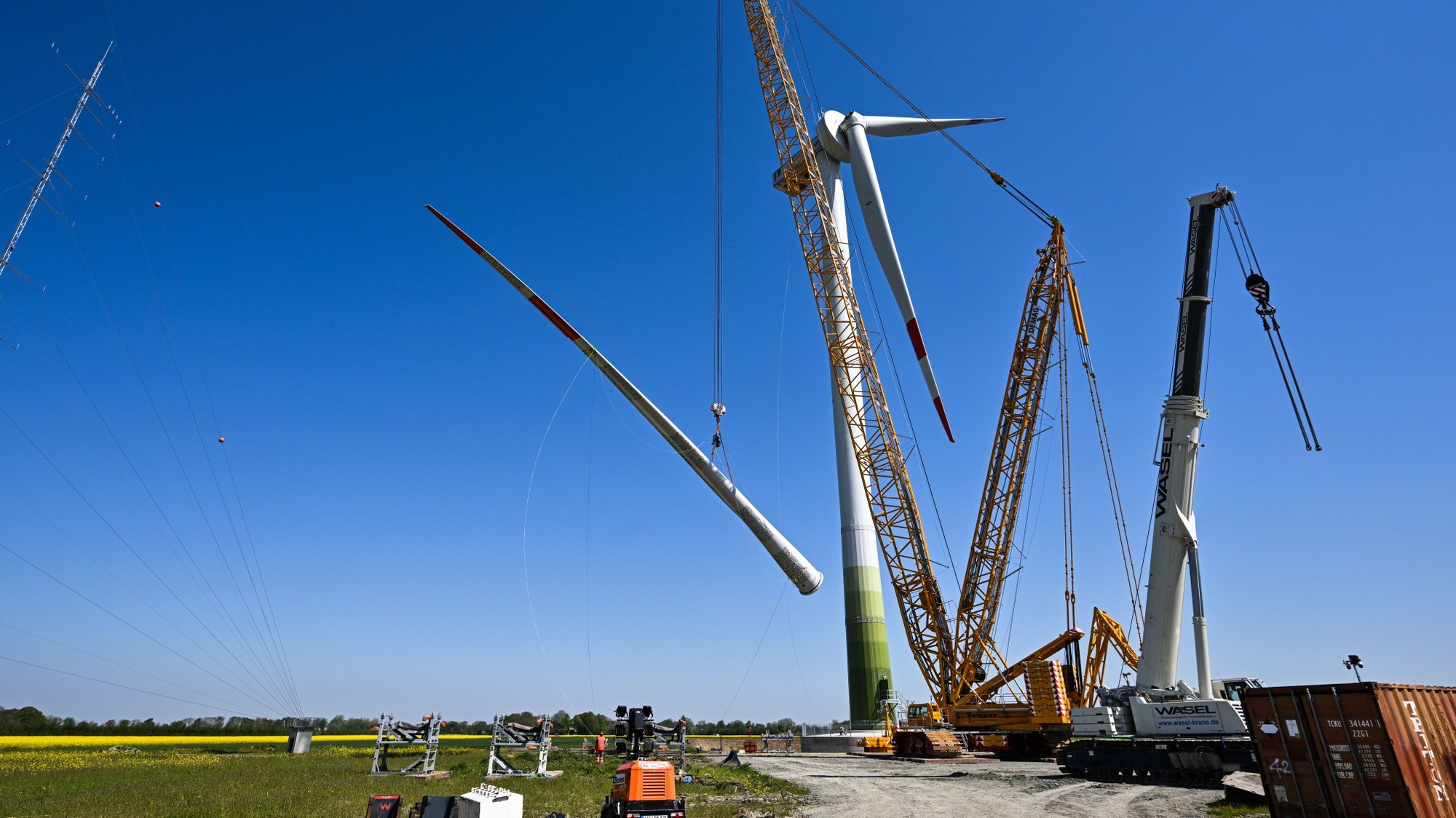 The final stretch – the last rotor blade of OPUS 2 on the lifting hook