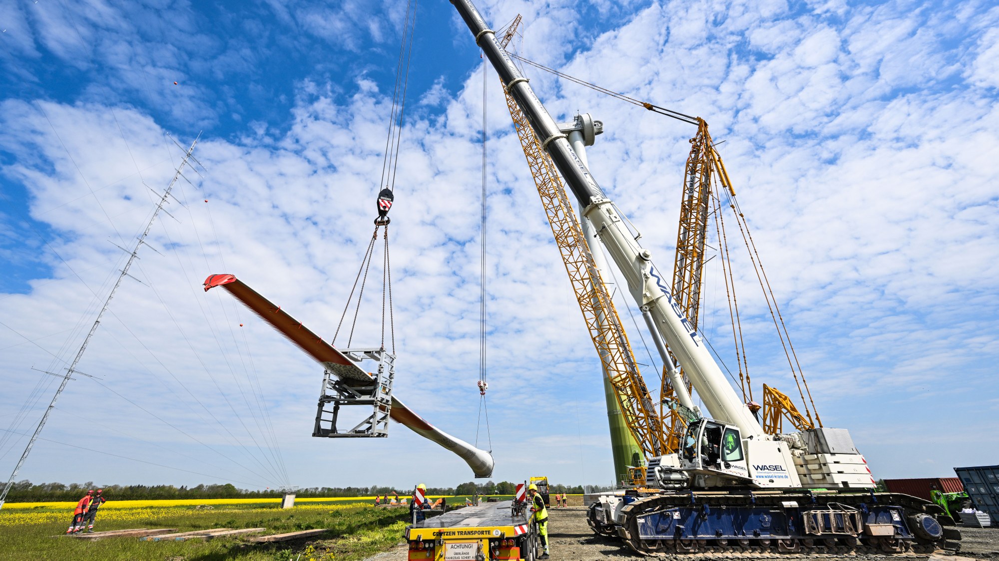 Unloading a rotor blade on the construction site in Krummendeich