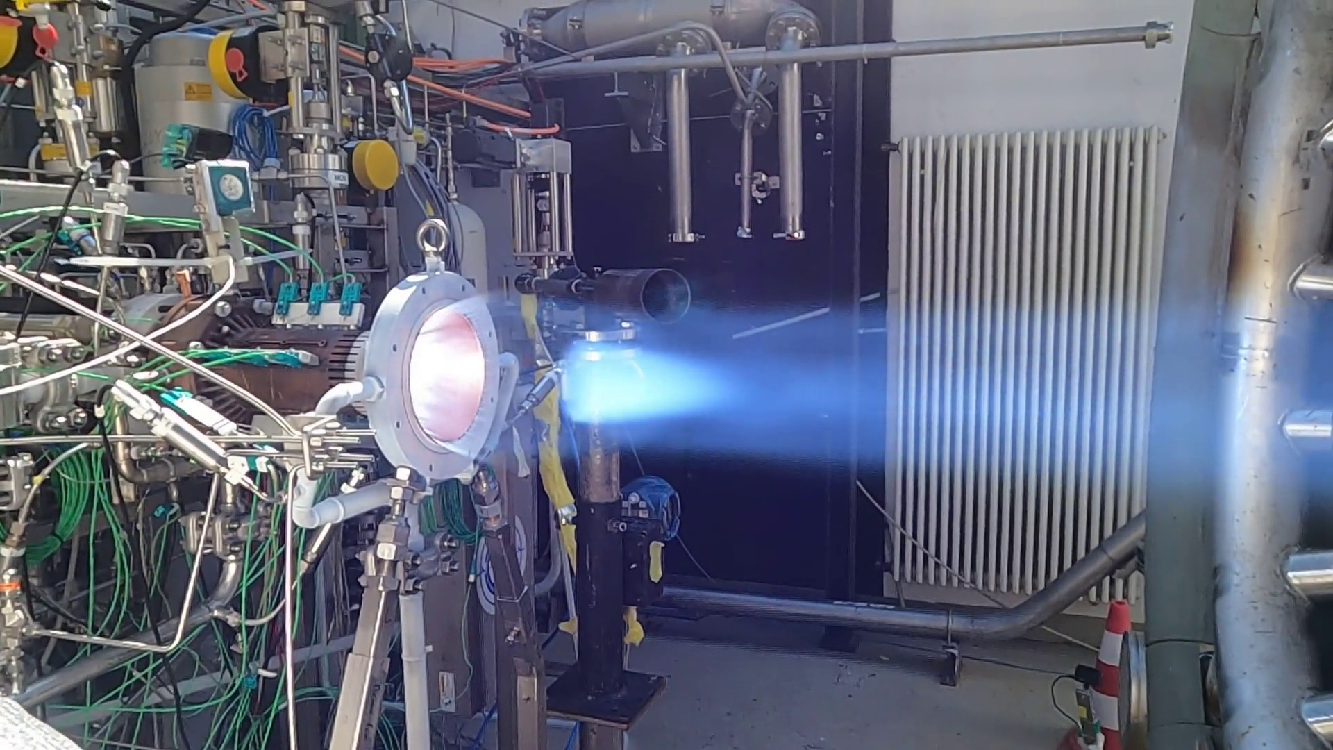 Testing the 3D-printed combustion chamber on the P8 test stand at DLR in Lampoldshausen