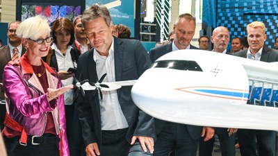 Anke Kaysser-Pyzalla with Robert Habeck at the 2022 Berlin Air Show