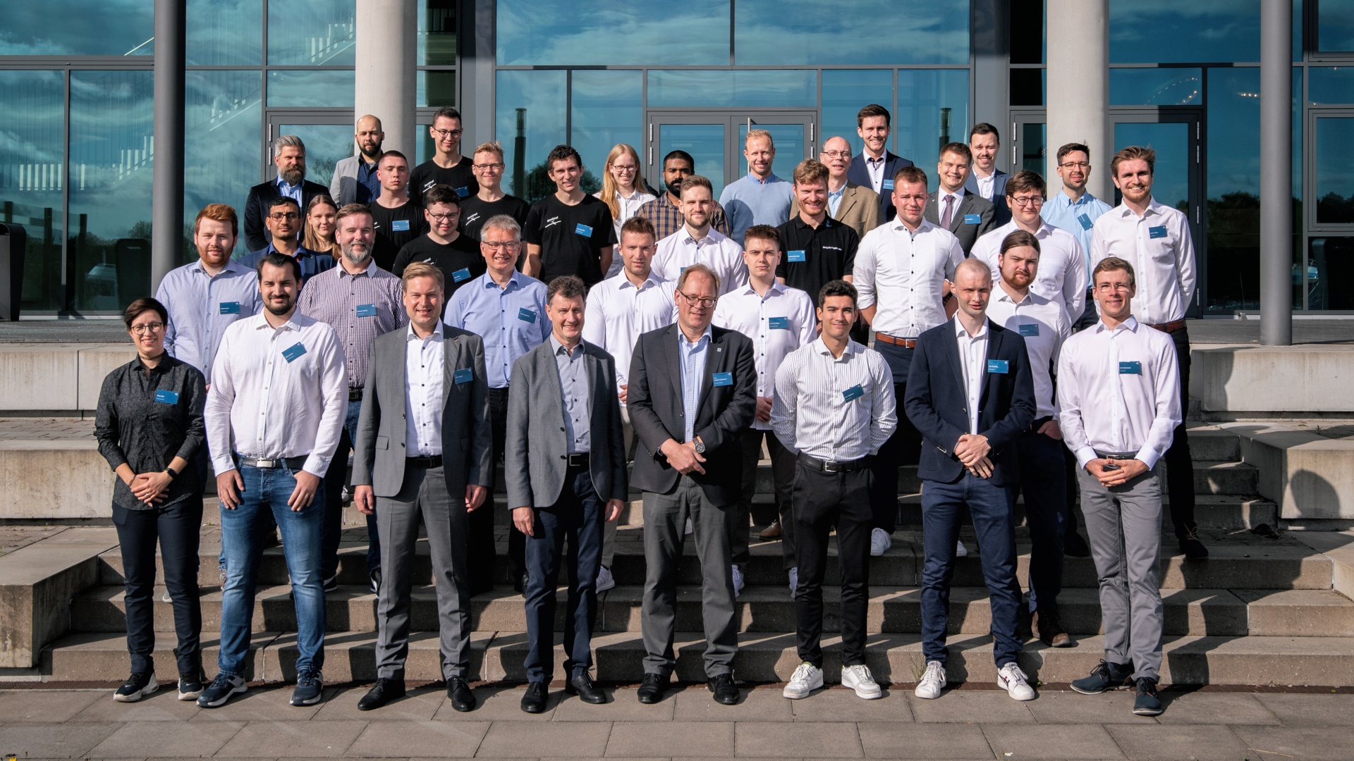 DLR Design Challenge 2023 – group photograph of the jury and students