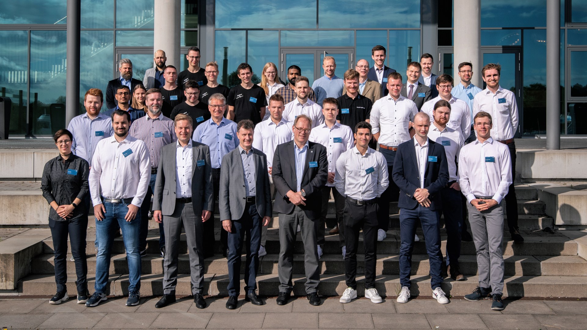 DLR Design Challenge 2023 – group photograph of the jury and students