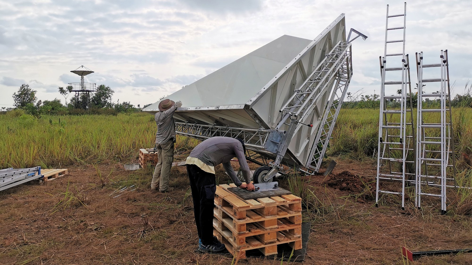 Two DLR team members setting up a special radar reflector in the 'Nkok' test area