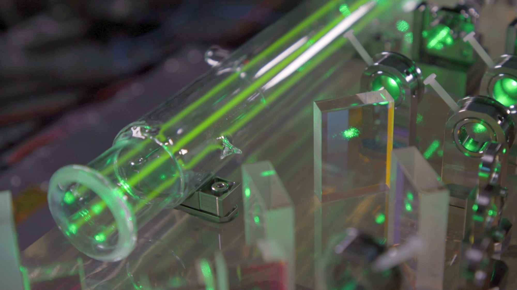 Vapour cell of the laser clock with glowing iodine gas