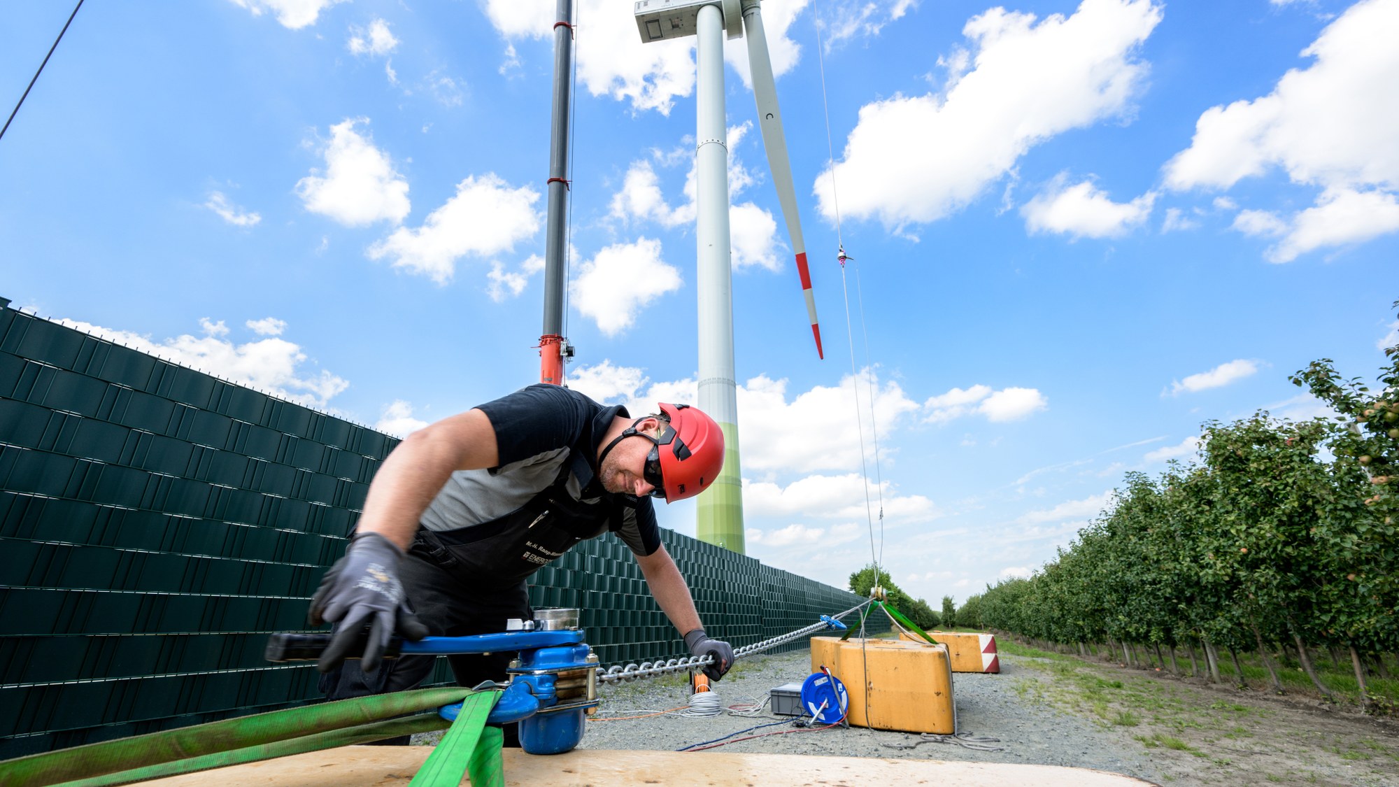 Enercon employee operates the wire rope hoist