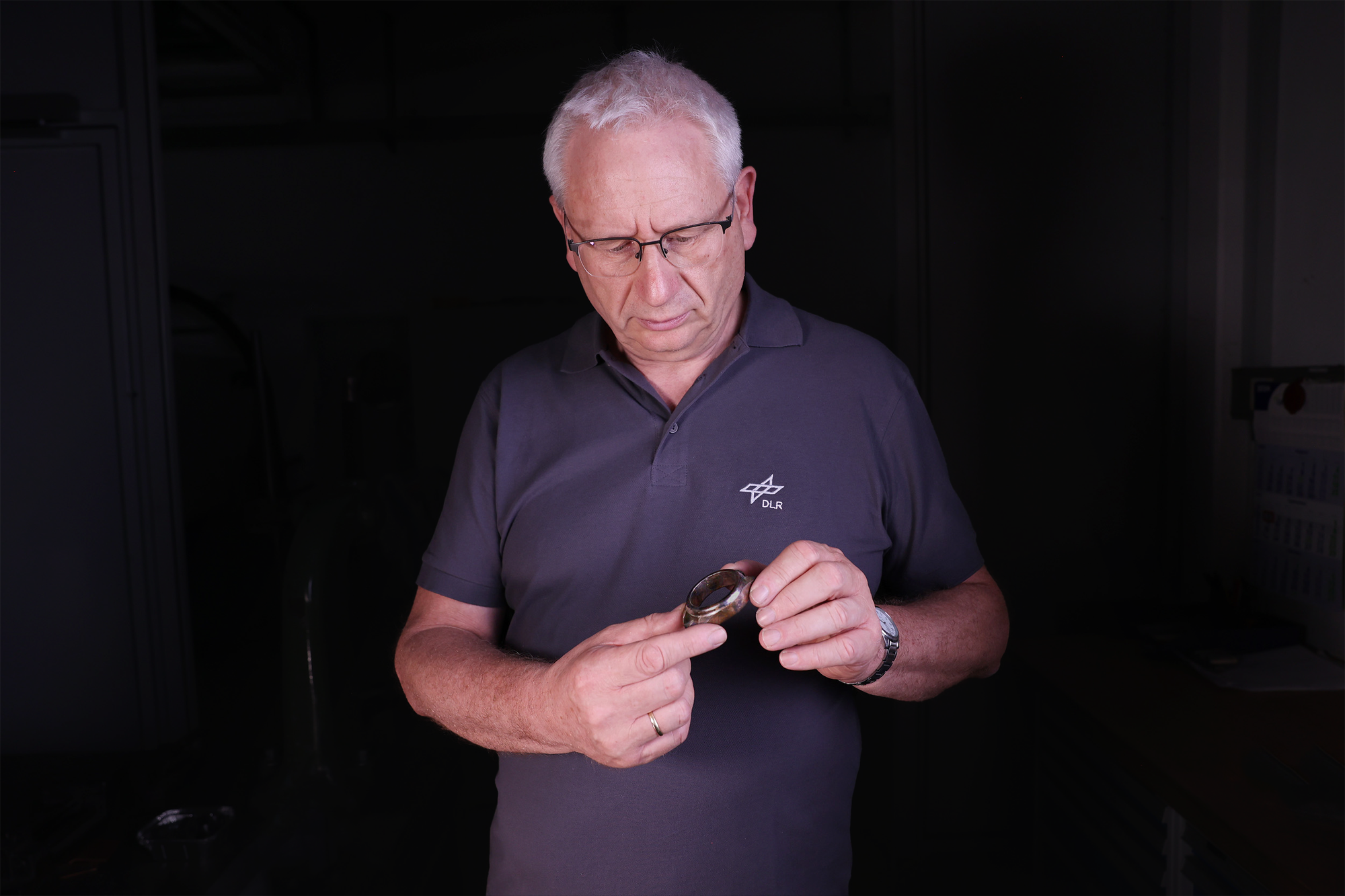 DLR researcher Bernhard Heidenreich tests a watch case component