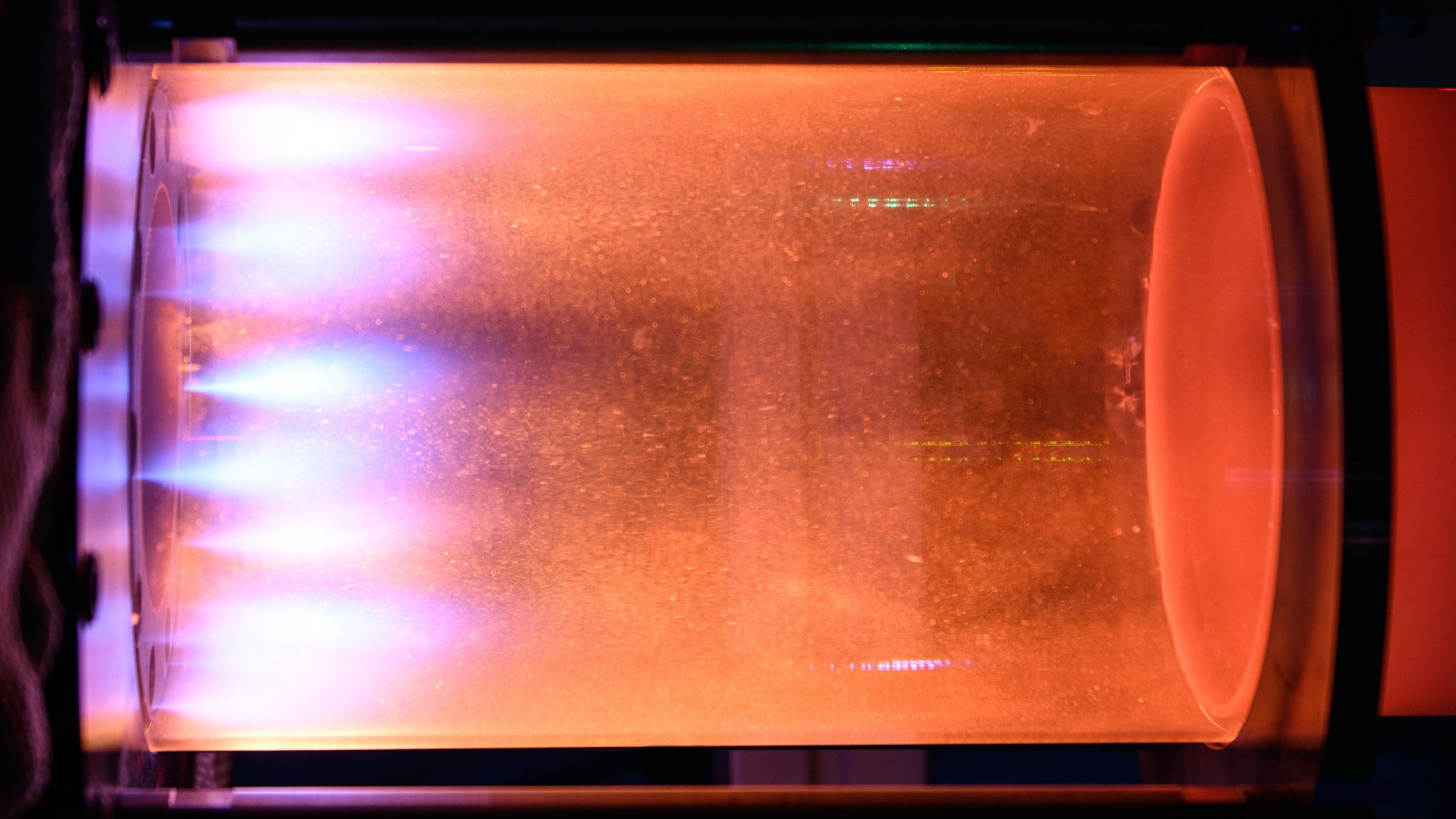 Transparent combustion chamber with jet-stabilised hydrogen flame.