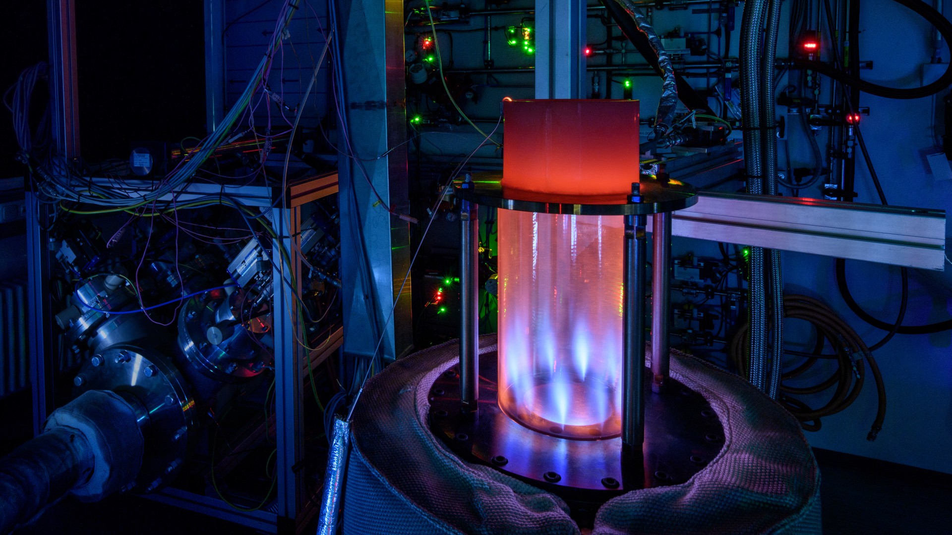 Transparent combustion chamber with hydrogen flames on a laboratory test bench.