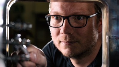 Working on the high-pressure combustor test bench