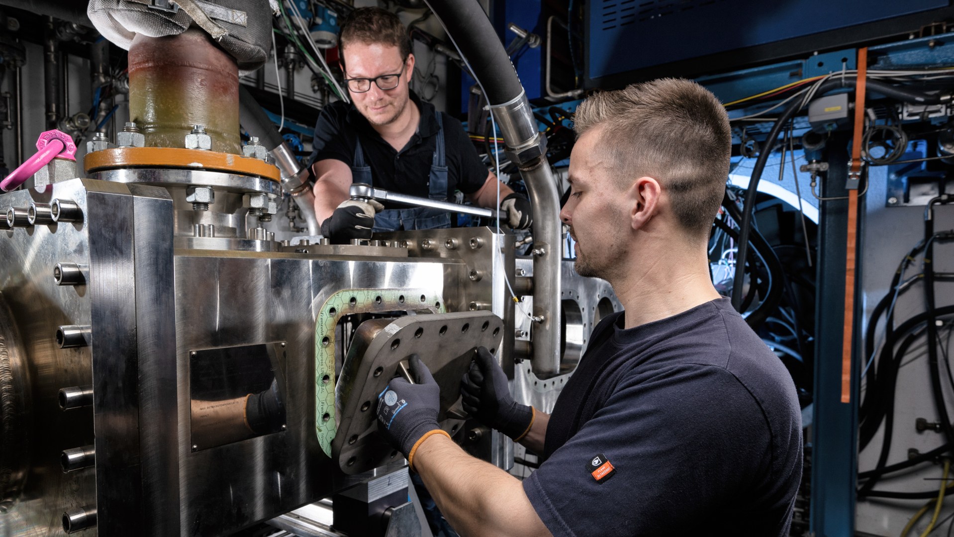Working on the high-pressure combustor test bench