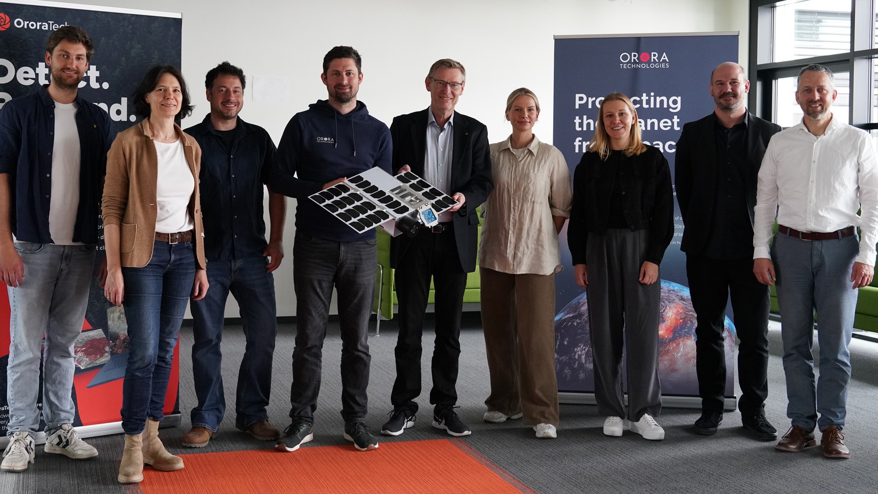 Group photo – DLR and OroraTech sign licensing agreement