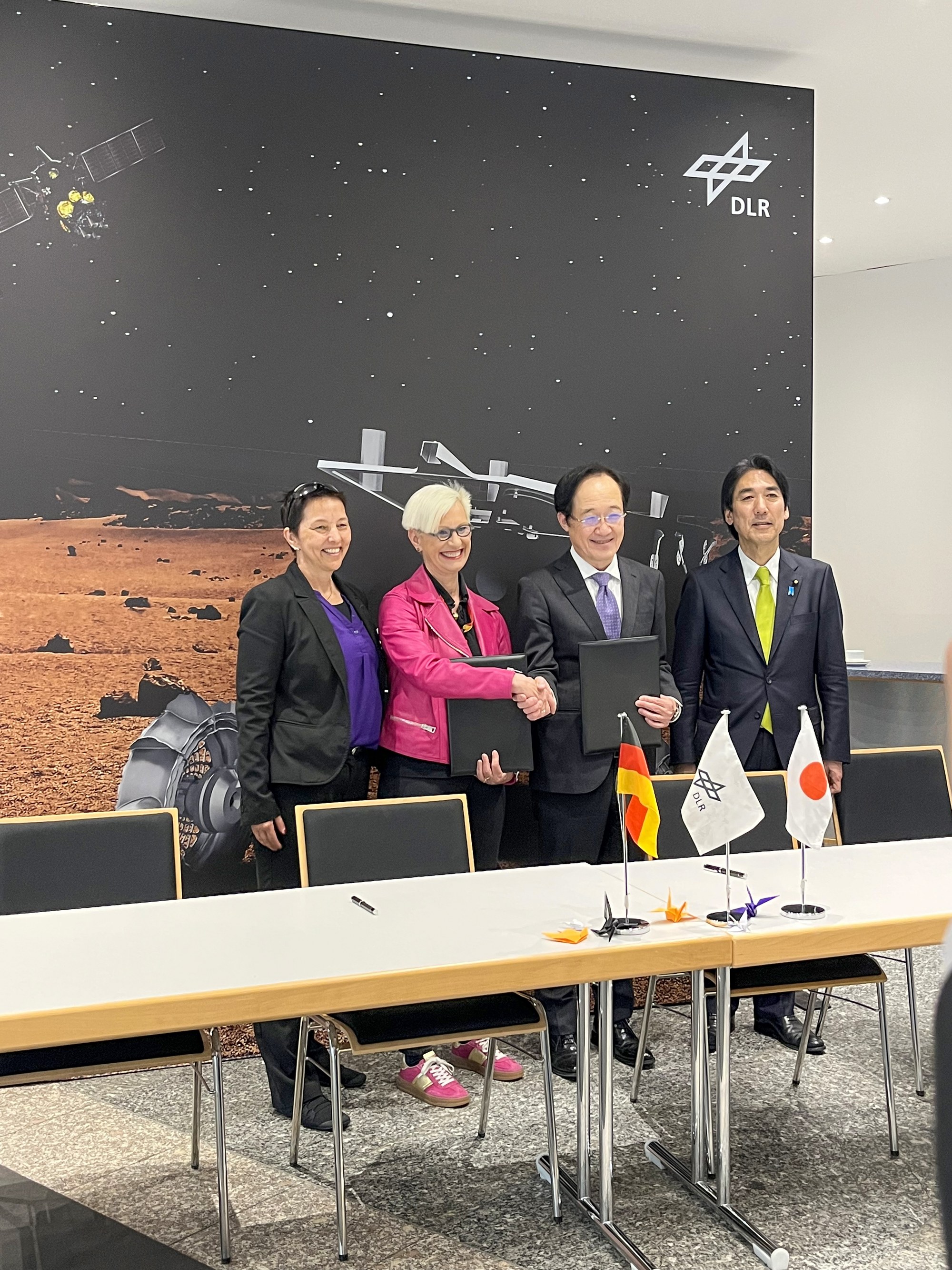 Declaration of Intent between DLR and AIST expanded