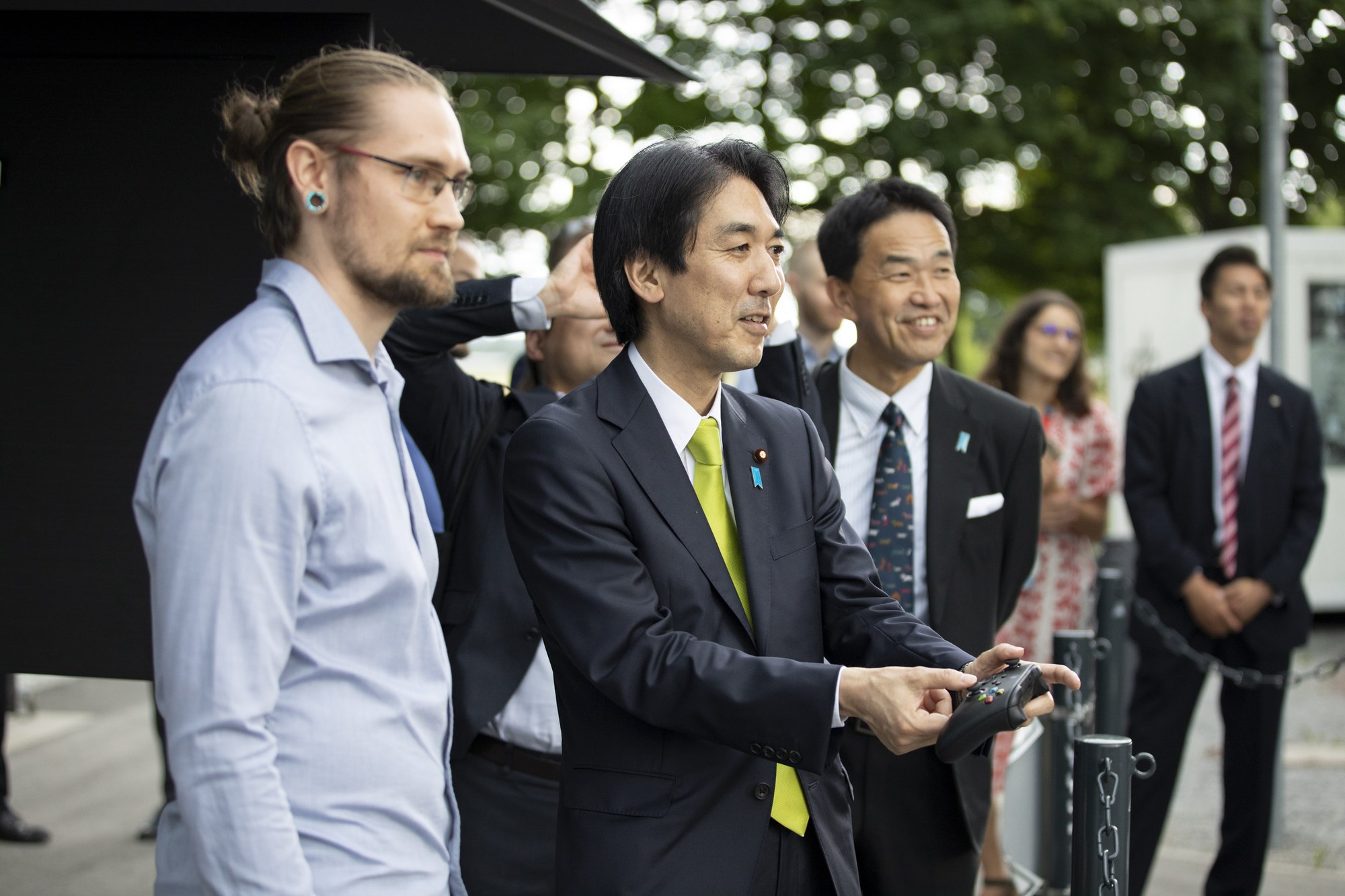 Japanese Space Minister Kiuchi tests DLR research