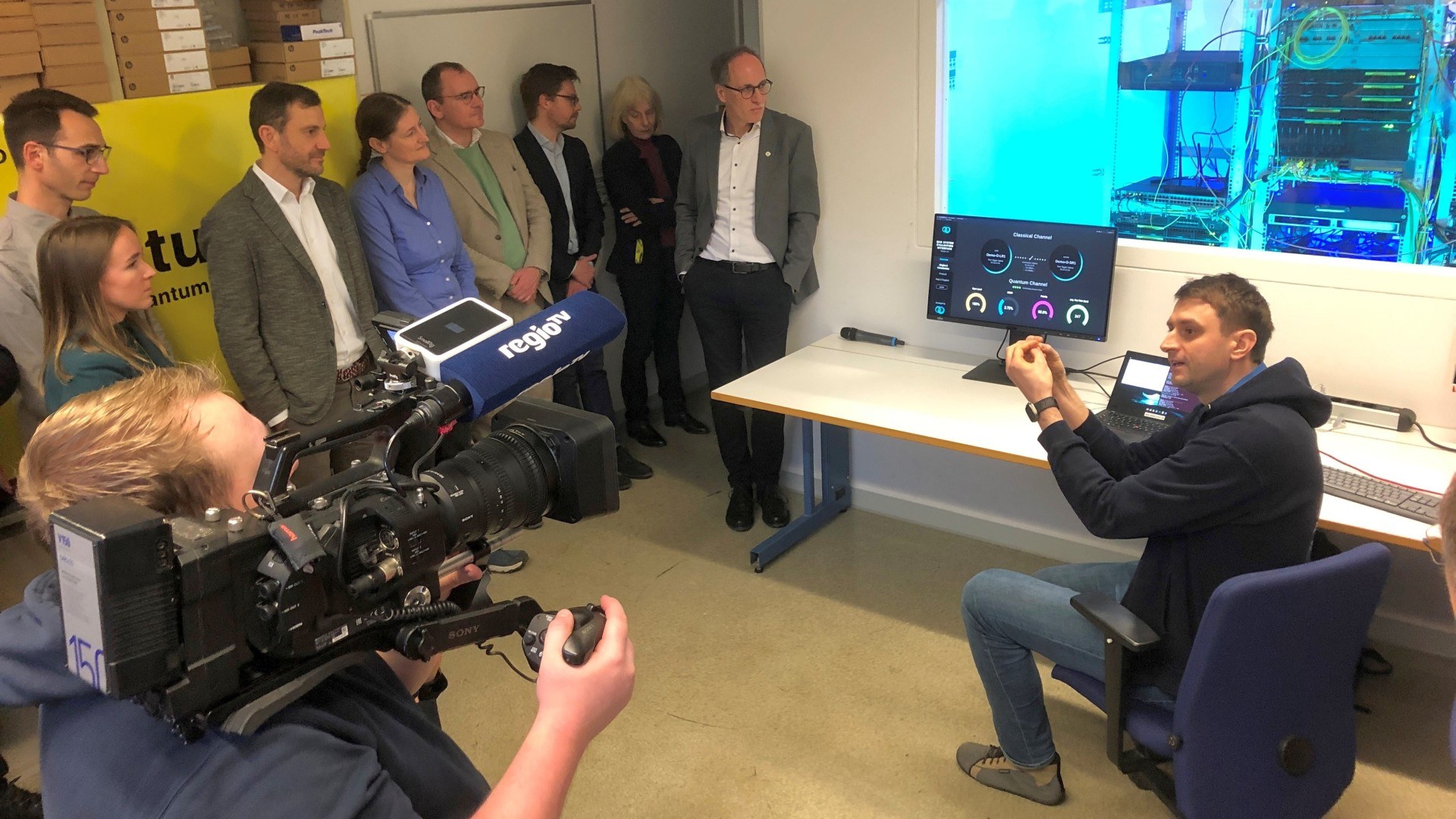 Roughly 20 guests from research, industry and the city of Ulm attended the Quantum Key Distribution demonstration