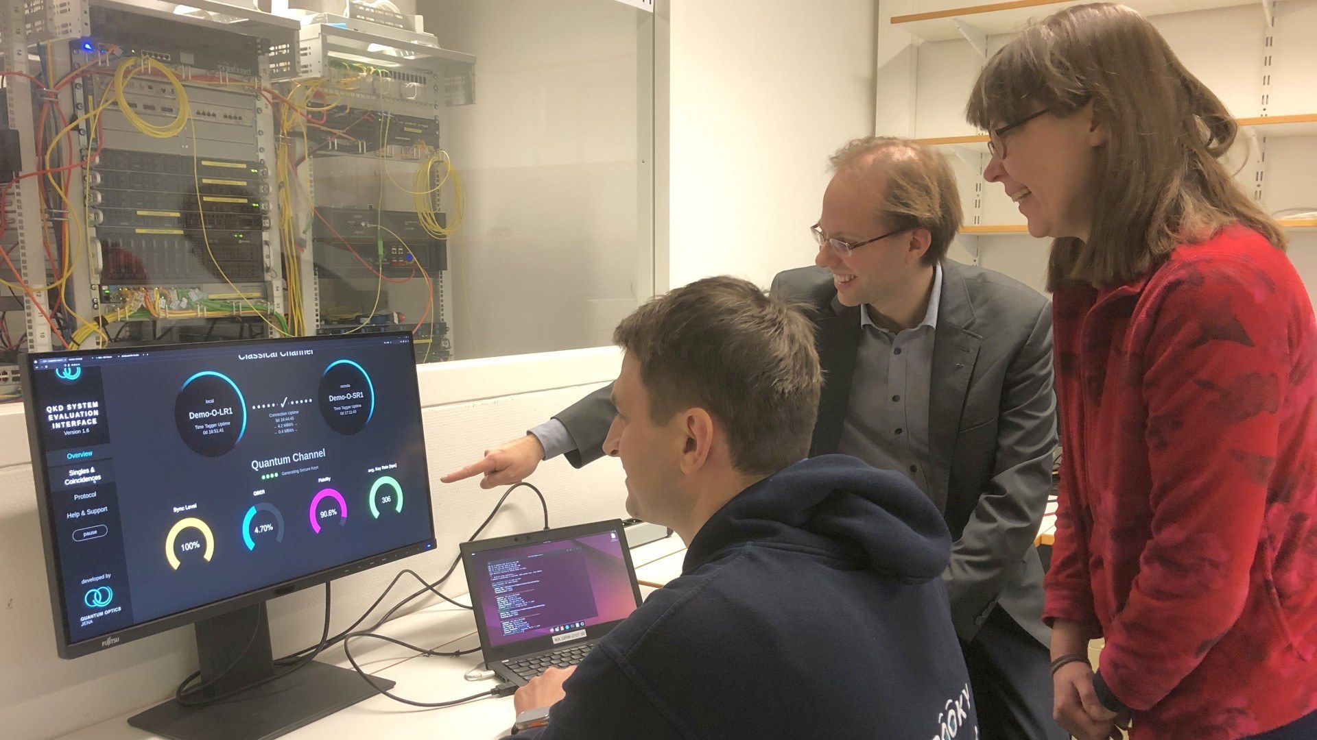 Ulm University and DLR presented their joint work on quantum communication to guests