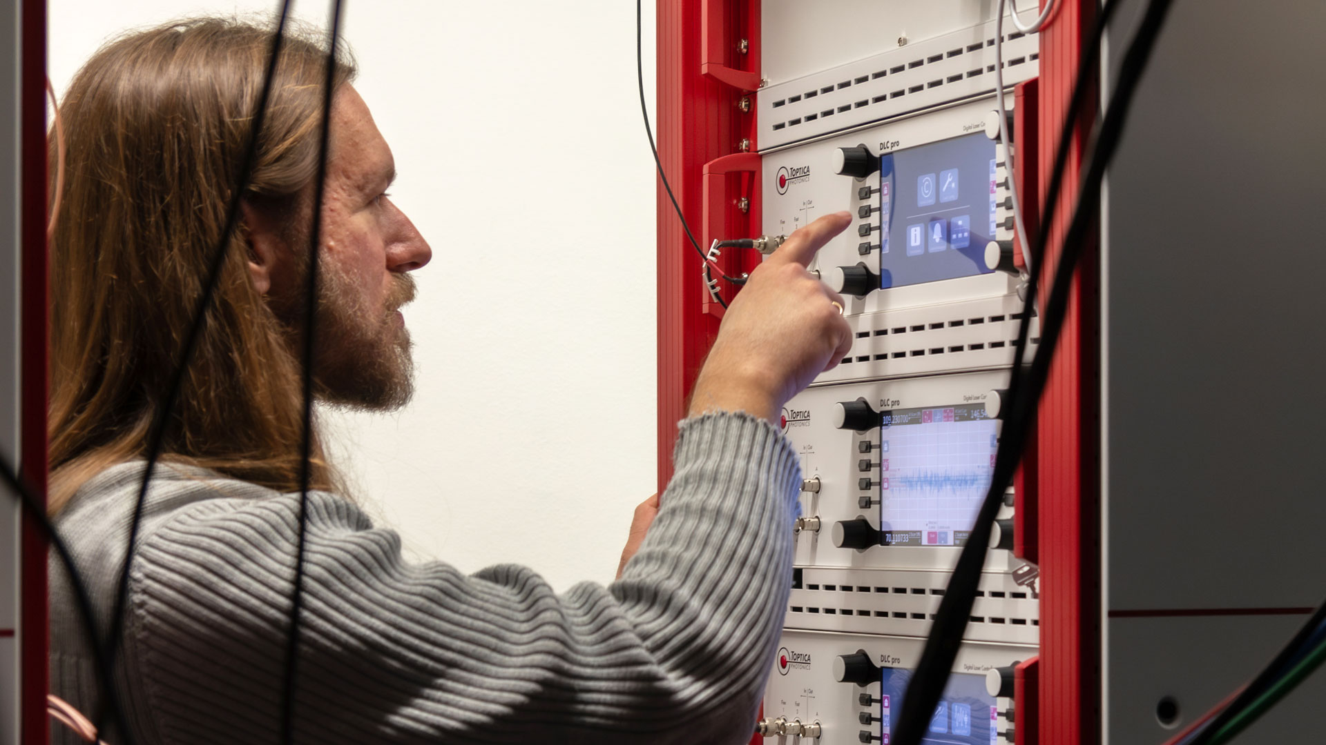 Final adjustments to the control electronics of the ion trap