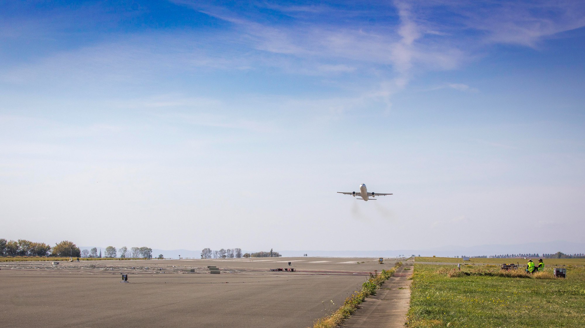 ATRA flies over microphone array at Cochstedt Airport