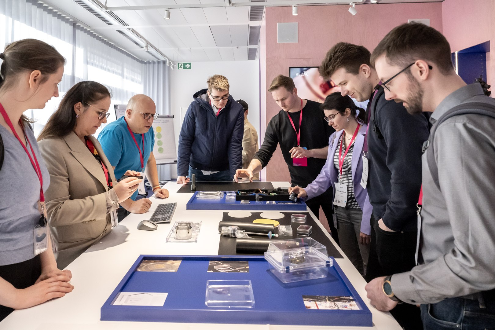 Experiencing quantum computing with real exhibits