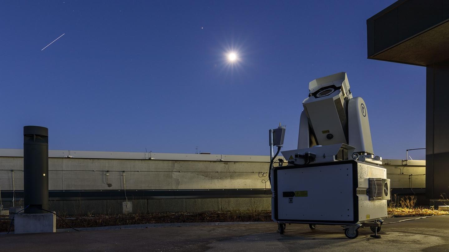 Weatherproof, mobile observation station APPARILLO