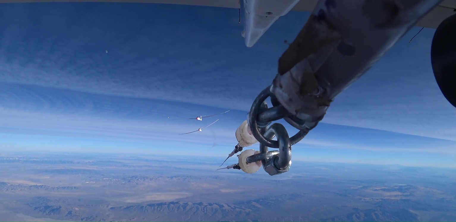 Flight at nine kilometres altitude with optically thin contrail