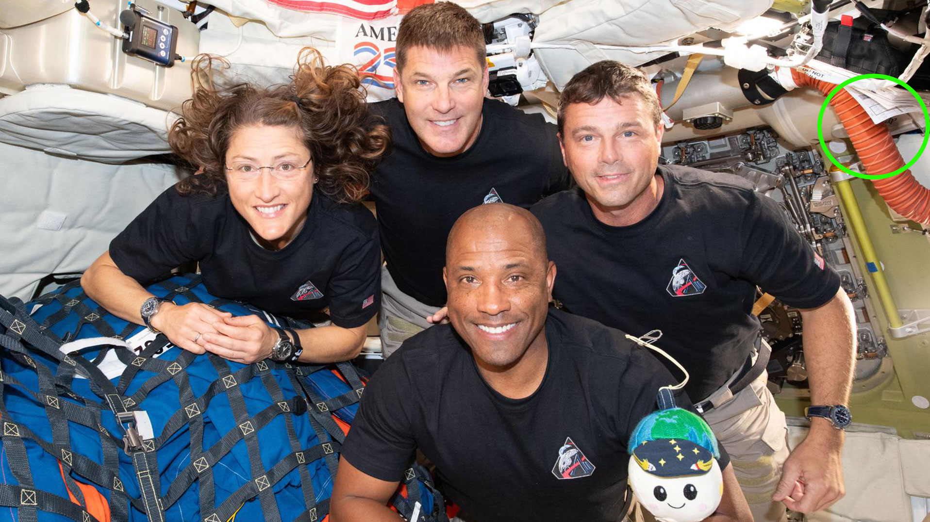 Group photo of the Orion crew – partially hidden on the wall (right): one of the four DLR radiation detectors