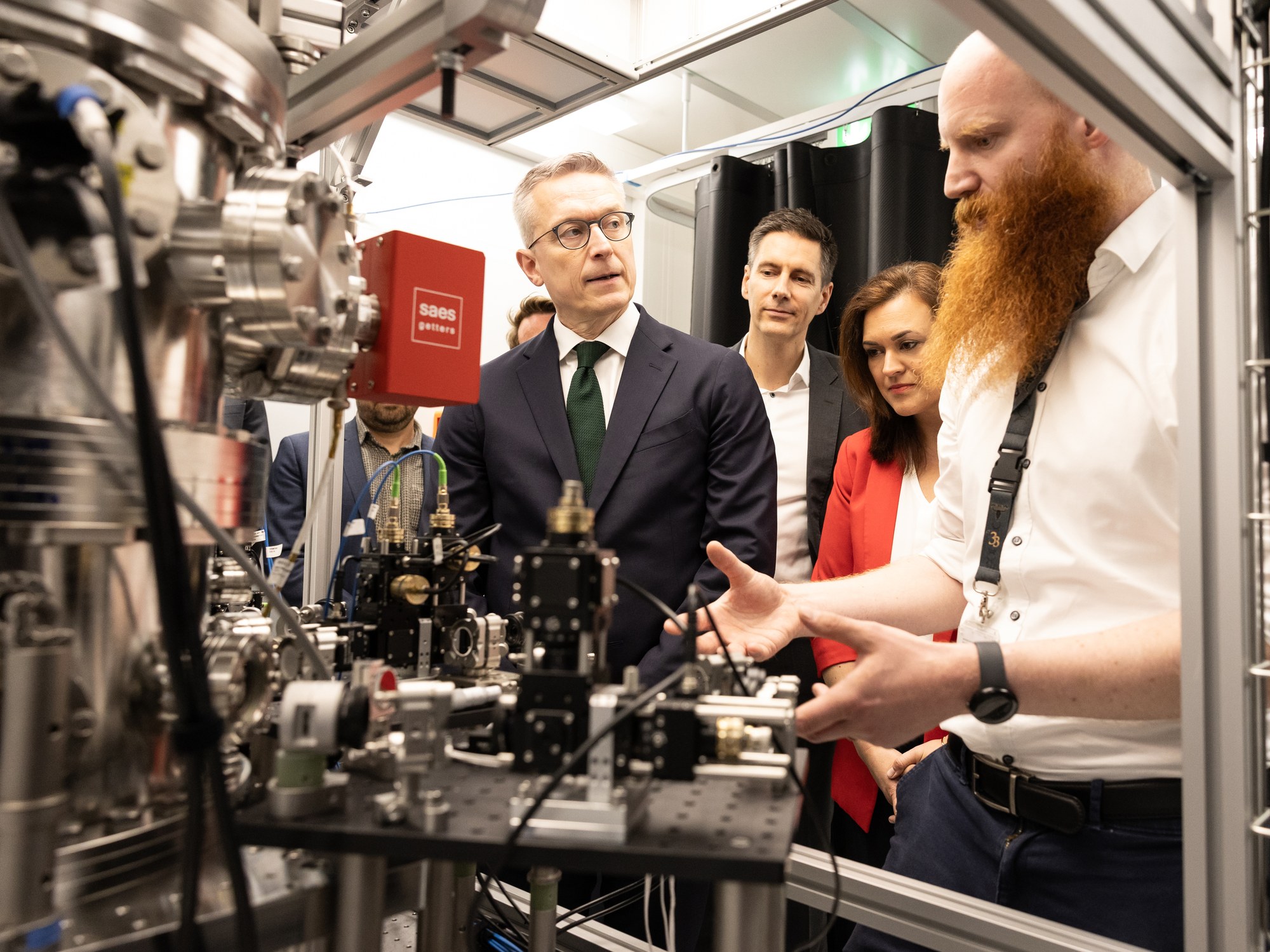 Digitalisation Minister Wildberger in the laser laboratory of quantum computer project QSea II