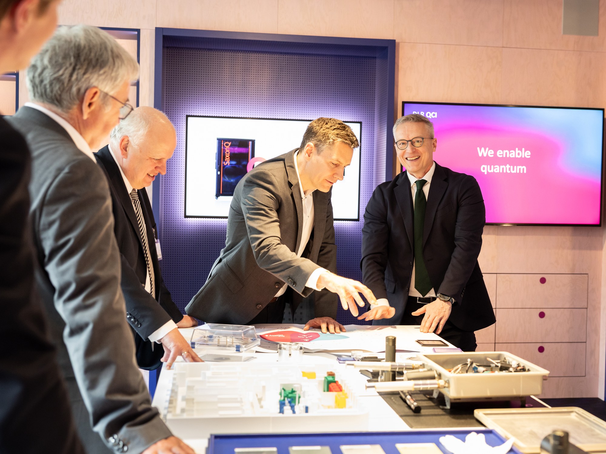 Digitalisation Minister Wildberger visits DLR QCI