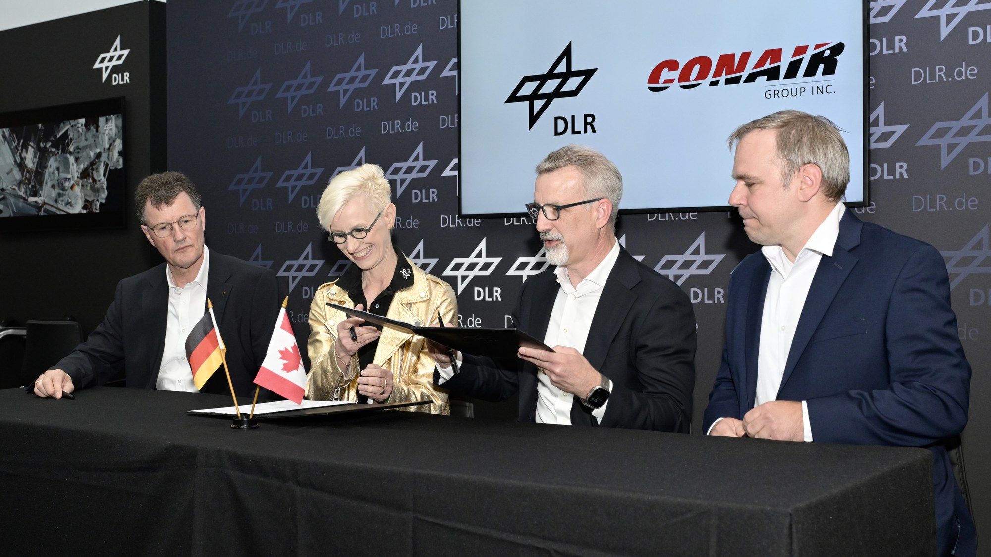 Signing of the Memorandum of Understanding between DLR and Conair Group at ILA Berlin 2026