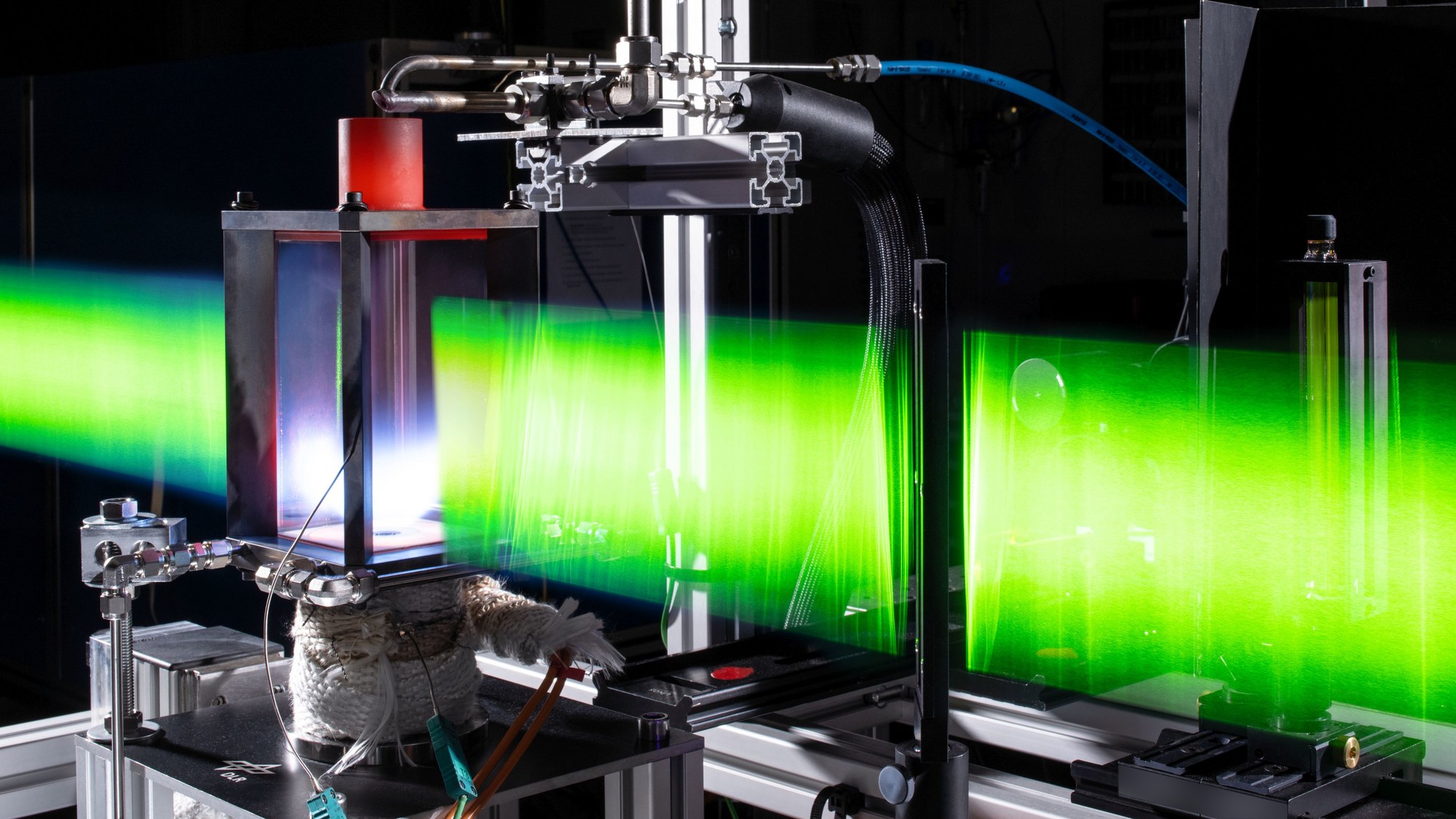 The DLR Institute of Combustion Technology is developing fuel-flexible combustion chambers for gas turbines