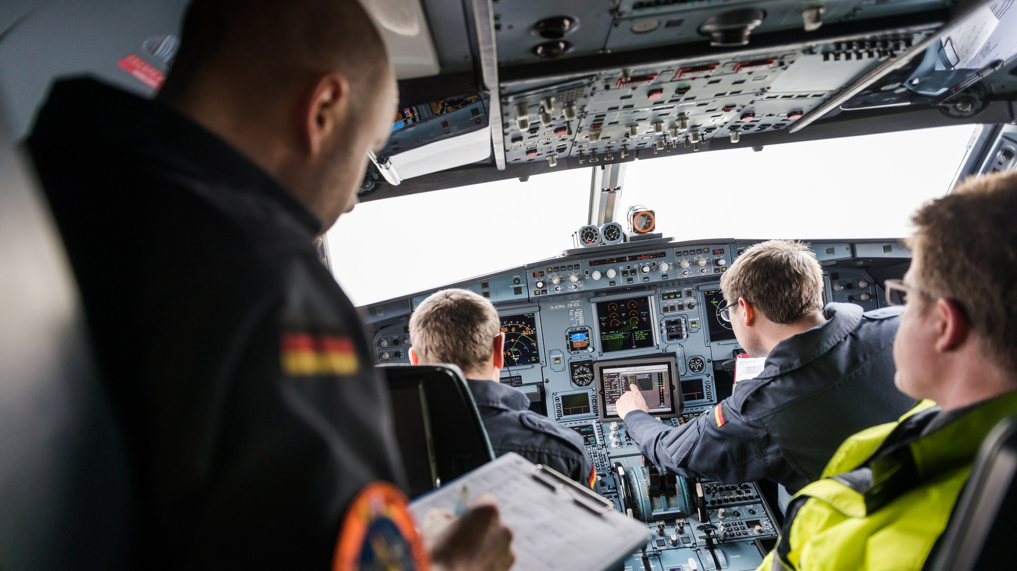 Briefing in the cockpit of a DLR research aircraft
