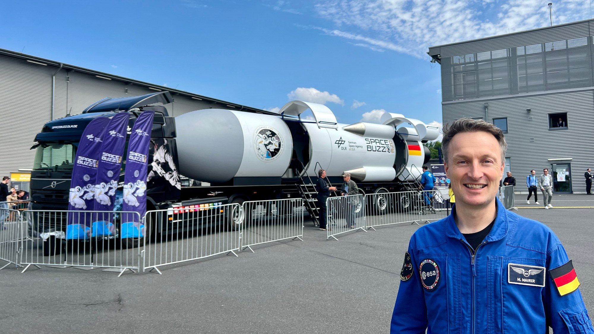 Matthias Maurer in front of SPACEBUZZ ONE