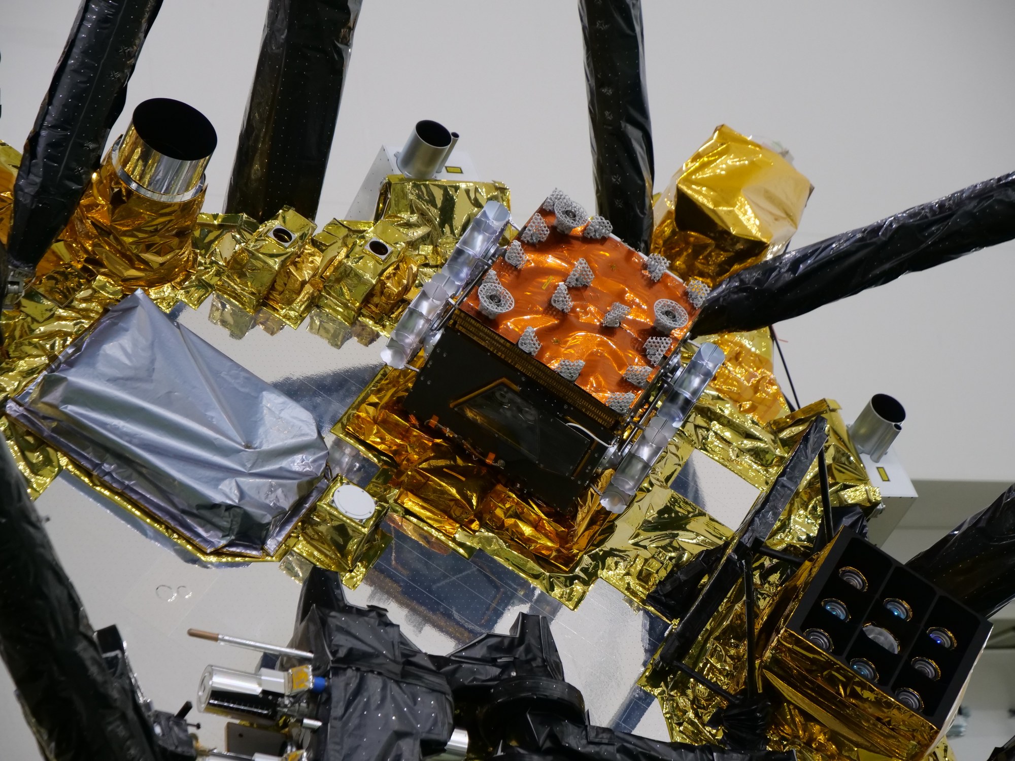 The Idefix® rover securely mounted between the landing legs of the MMX space probe