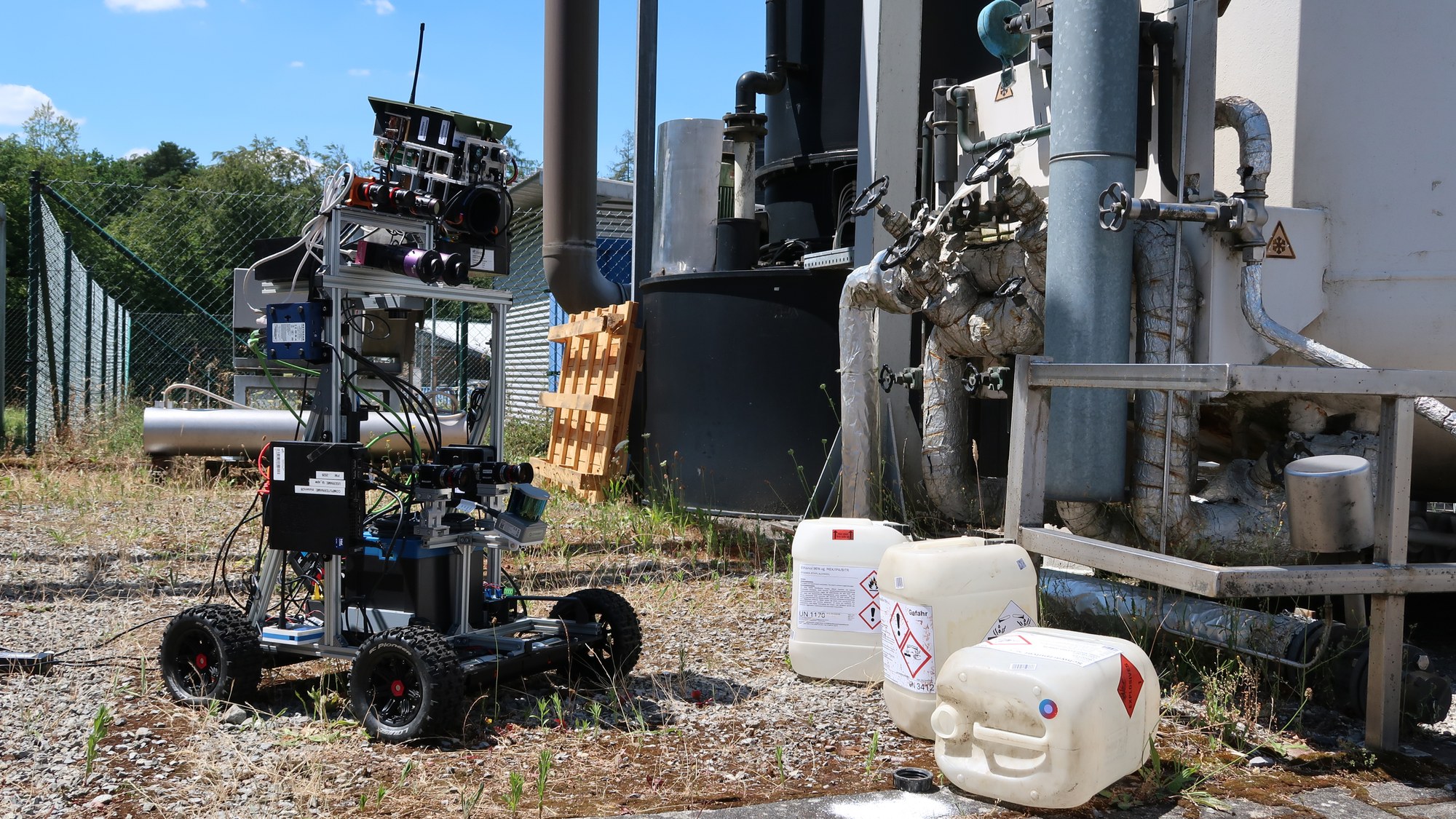 Rover equipped with DLR sensor system examines powder from a container (simulated scenario)