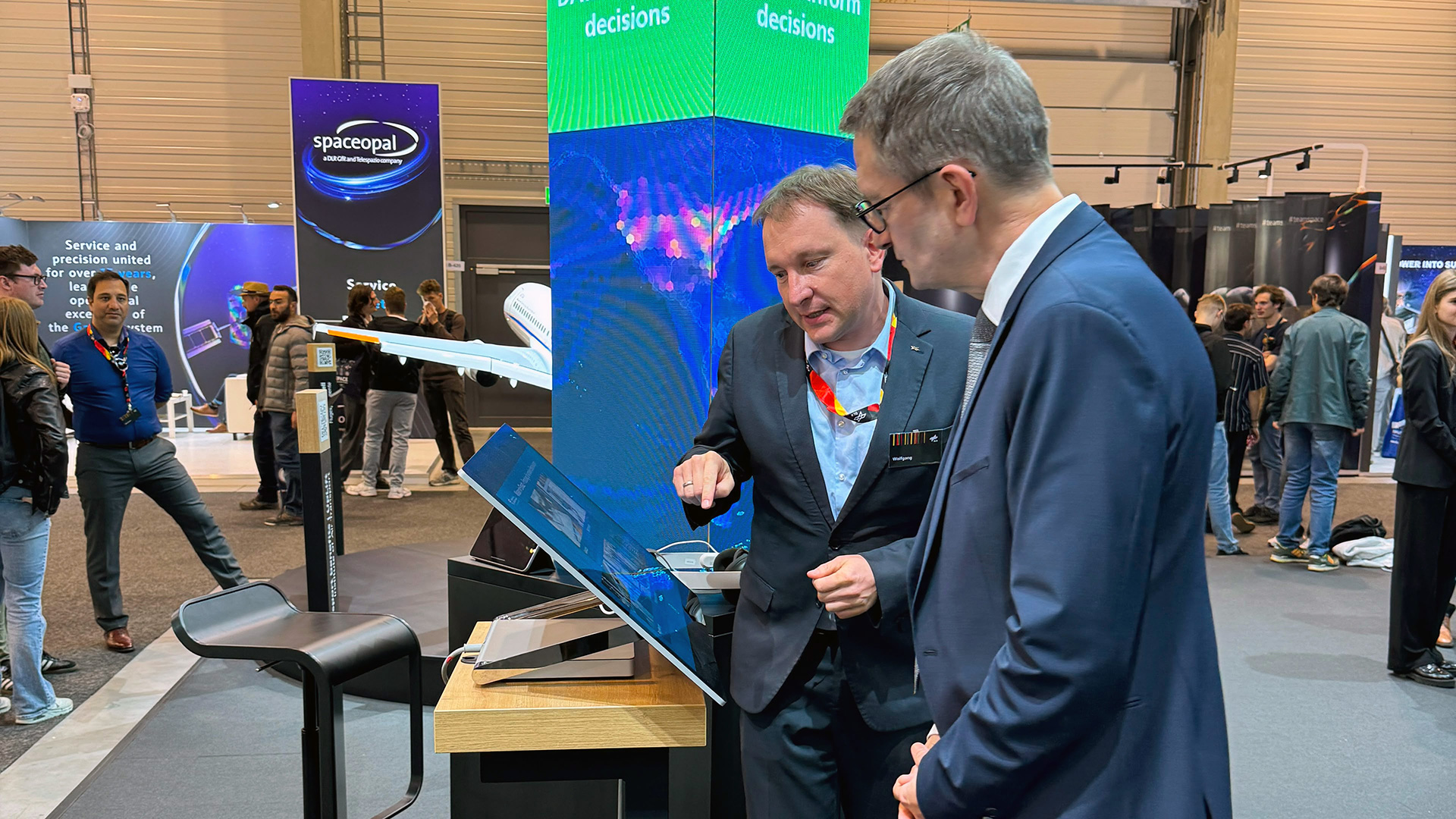 State Secretary Stefan Schnorr learns about the research activities of the DLR Institute of Air Transport.
