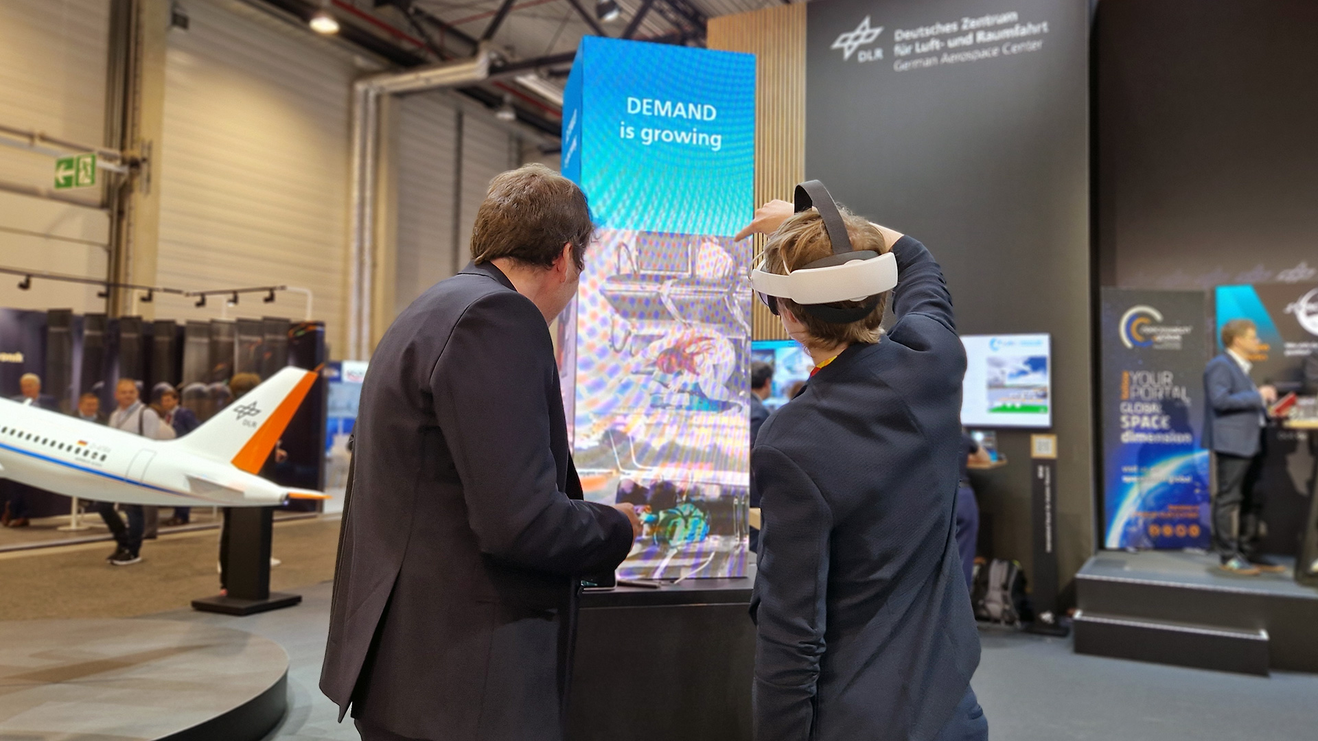 VR application by the DLR Institute of Air Transport presents aviation emission scenarios based on DEPA 2070.