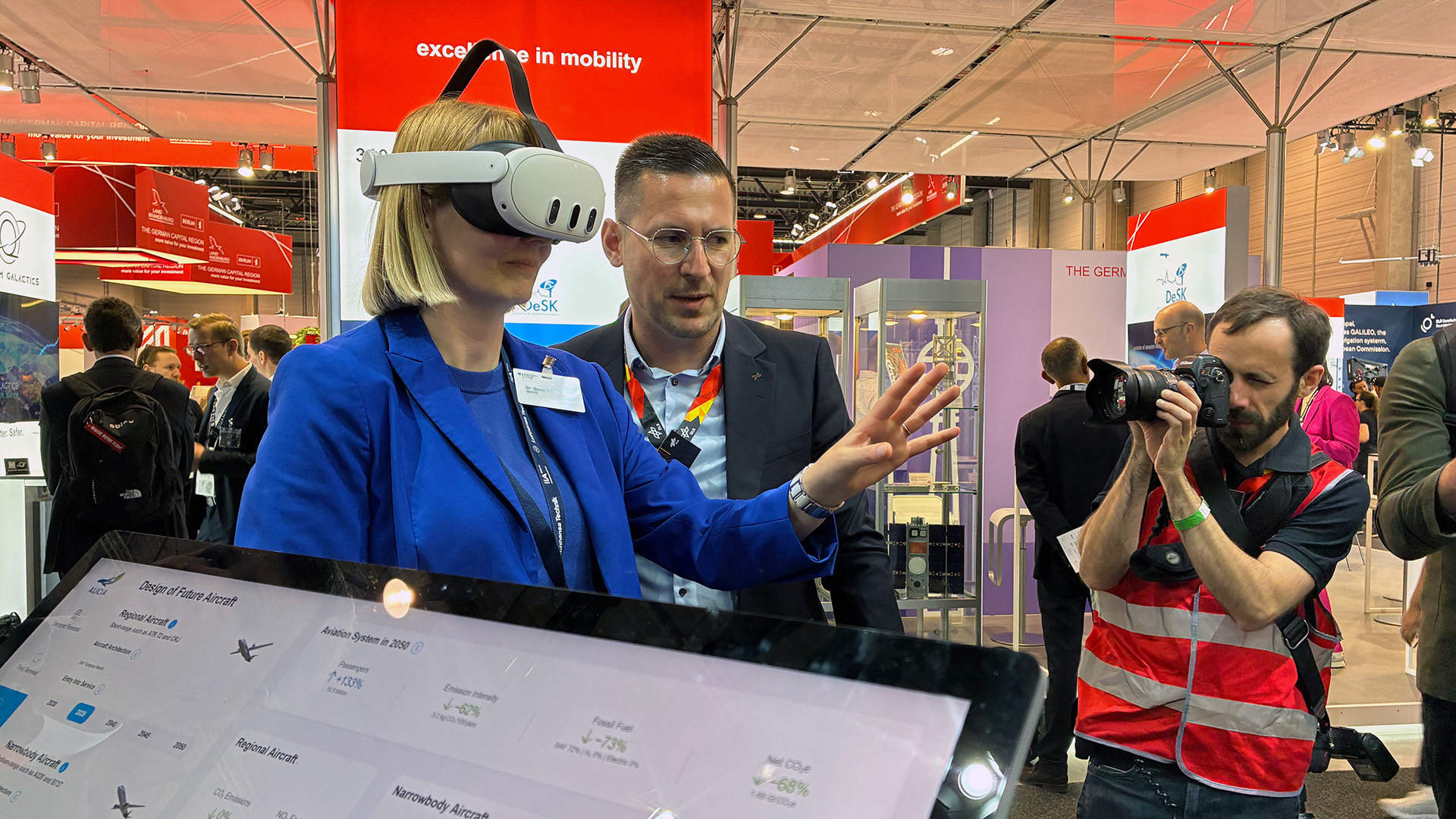 Dr. Beate Baron (BMWE) tests the DLR Institute of Air Transport’s VR application on future aviation emission developments.