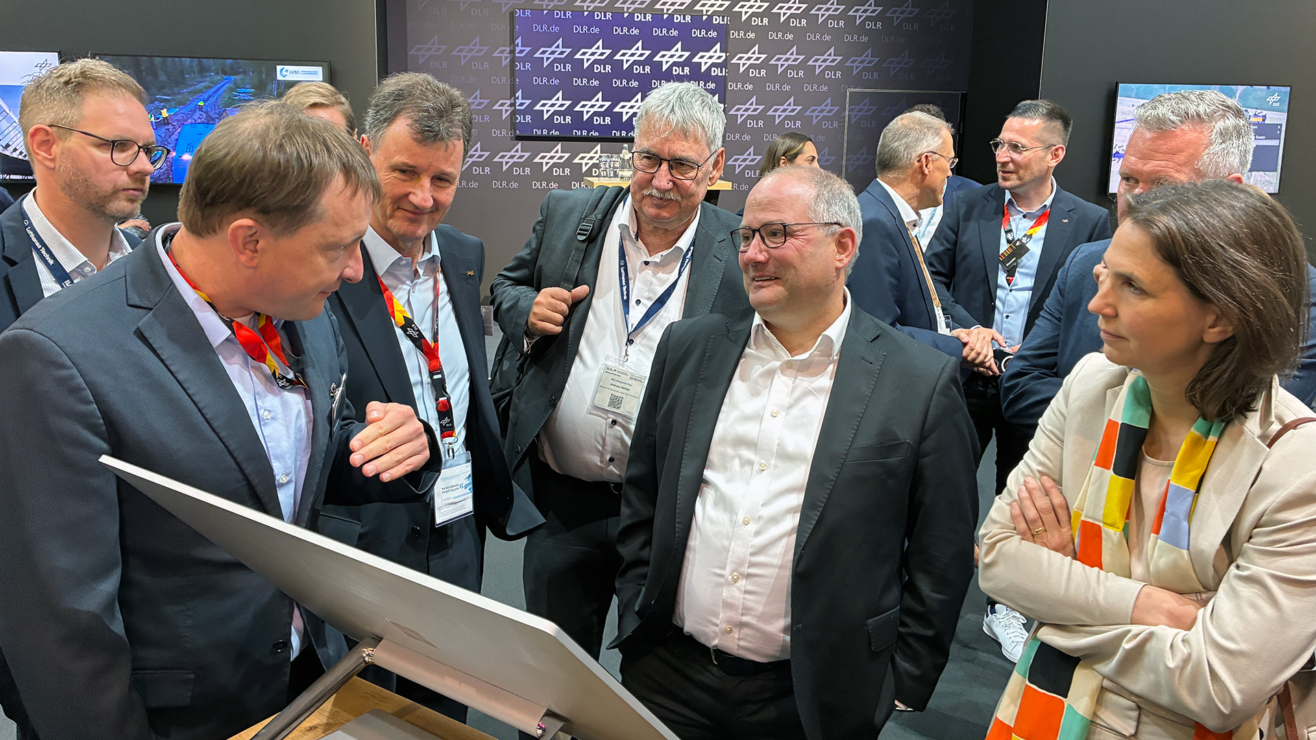 Liv Assmann (City of Hamburg) and Dr. Christopher Schwieger (BWAI Hamburg) discuss aviation topics with the DLR Institute of Air Transport at the ILA exhibit.