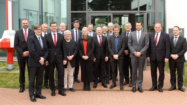Dennis Göge (fourth from the left), Executive Board Representative Defence and Security Research and founding director of the Institute for the Protection of Maritime Infrastructures, and Pascale Ehrenfreund (eighth from the left), Chair of the DLR Executive Board, welcome the President of the Helmholtz Association of German Research Centres (HGF), Professor Otmar D. Wiestler (second from the left), and the evaluators.  ©DLR
