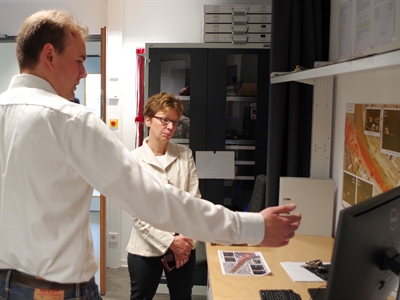 Dr. Claudia Schilling on a tour of the institute in the laser laboratory