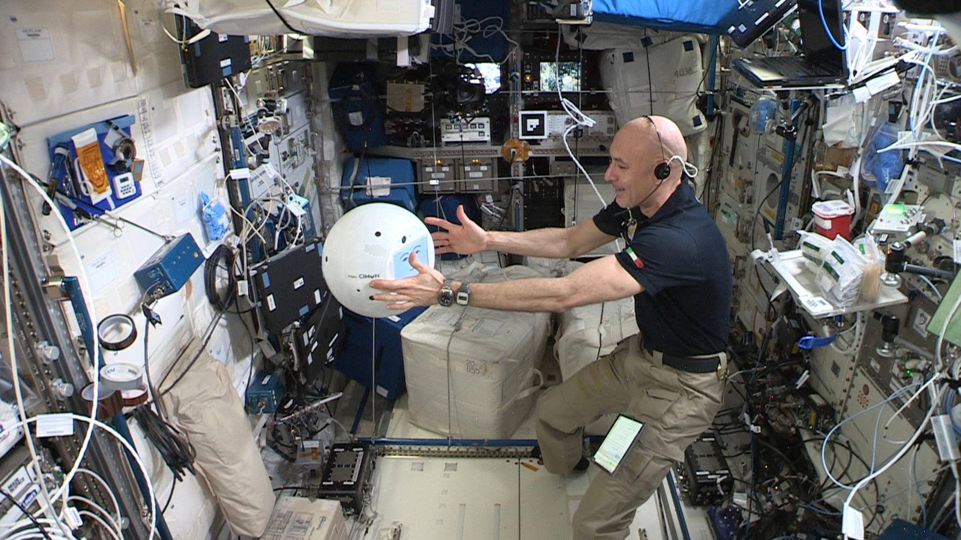 Video still - Video CIMON-2 on the ISS