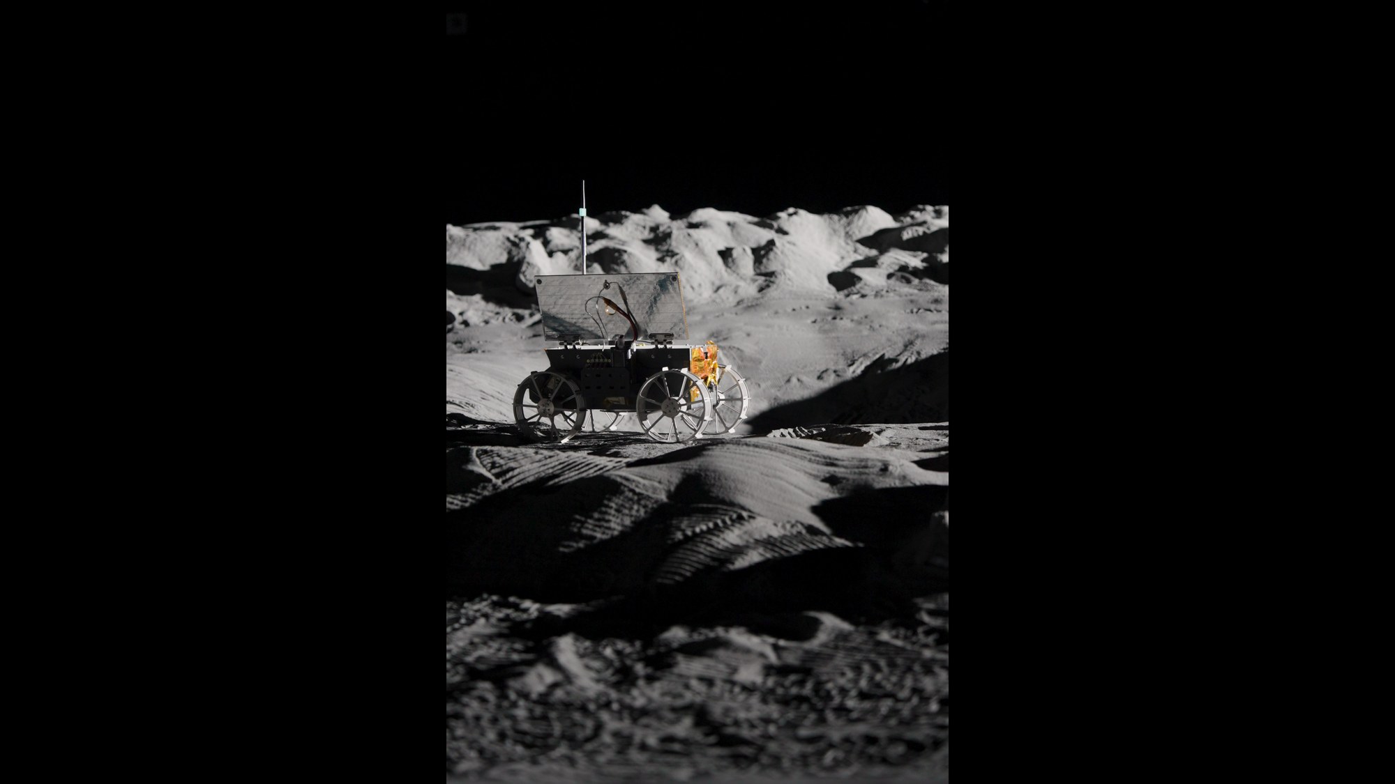 Video: Moon mission in preparation – rover tests in the LUNA hall