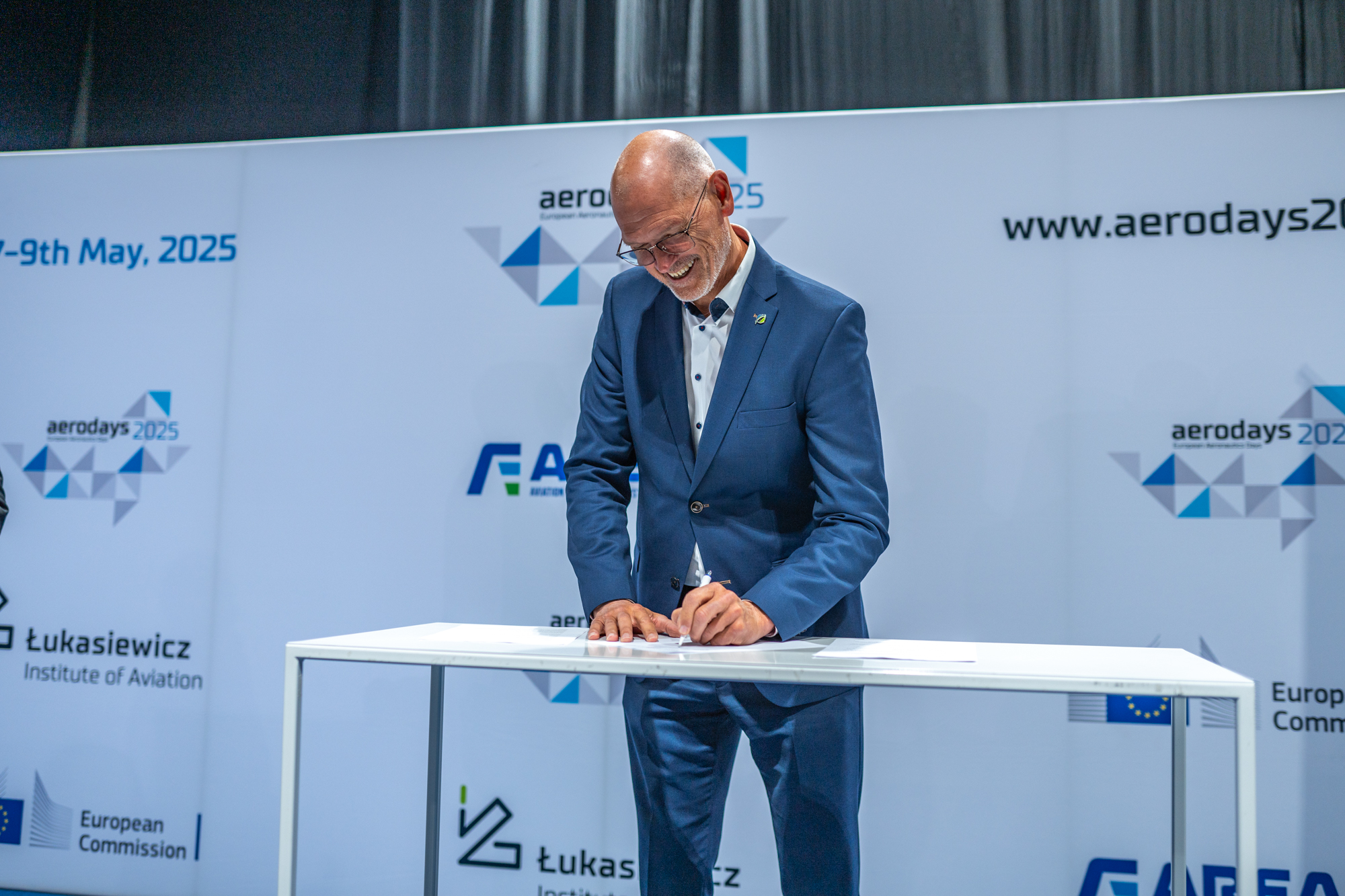 Ron van Manen (Luchtvaart in Transitie, Netherlands) at the signing of the AREANA Synergy Memorandum of Understanding