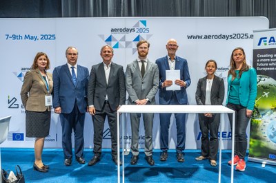 Group photo of the representatives of the signatory organisations, from left to right.Beatrice Păduroiu and Viorel Vulturescu (Autoritatea Natională pentru Cercetare, Romania), Hartwig Hagena (DLR, Germany), Tim Baars (Ministerie of Infrastructuur en Waterstaat, Netherlands), Ron van Manen (Luchtvaart in Transitie, Netherlands), Vera Eichberger (Austrian Research Promotion Agency), Ingrid Kernstock (Federal Ministry for Innovation, Mobility and Infrastructure, Austria)
