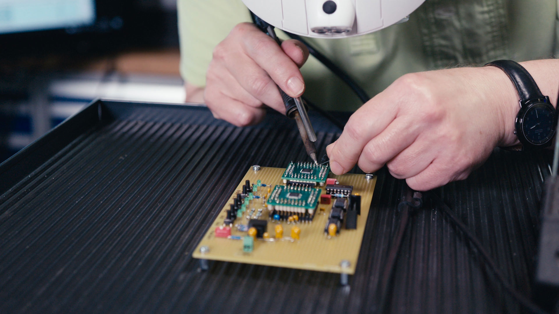 Manufacturing an electronic circuit
